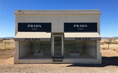 prada en el desierto|tienda prada abandonada.